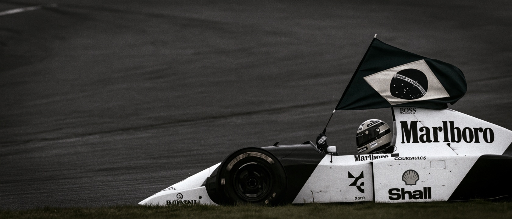 Ayrton Senna em um carro de Fórmula 1 segurando a bandeira brasileira